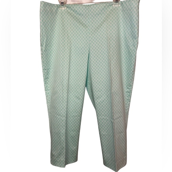 Doncaster Brand Ladies Capris in Mint Green with a Keyhole Design Size 16 - Picture 2 of 4